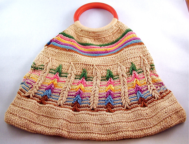 BO16 crocheted cotton handbag/bakelite handle